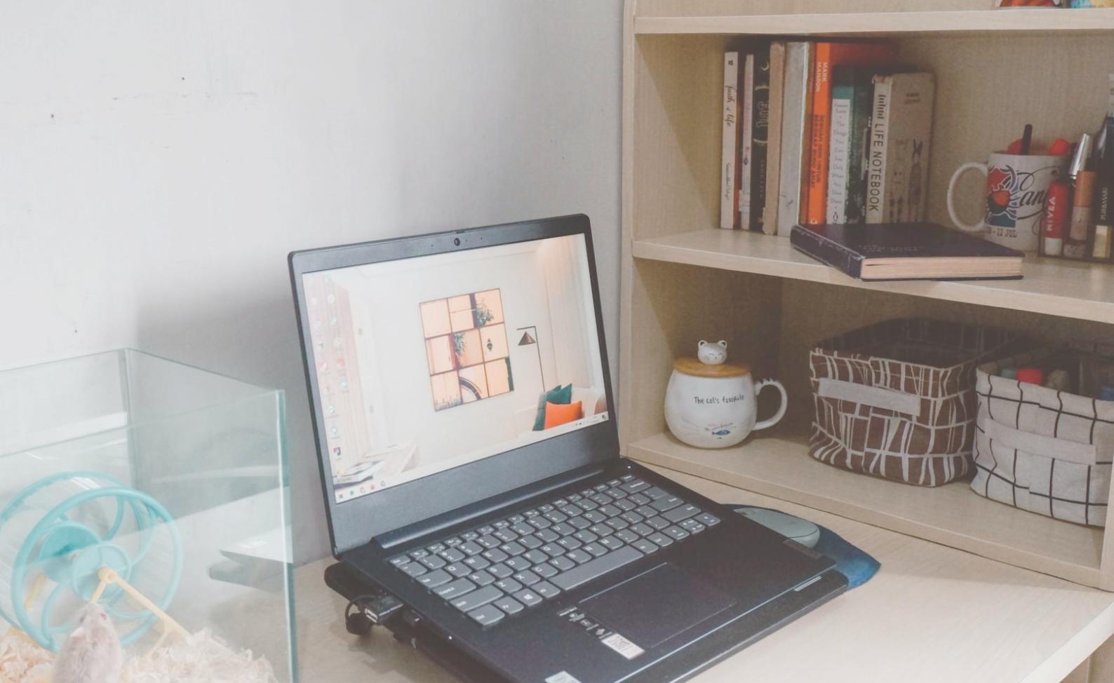 Espace de travail organisé avec documents financiers et outils de planification