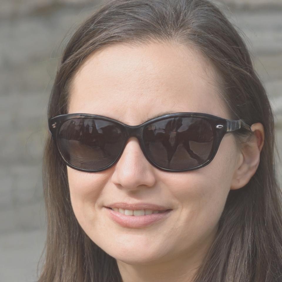 Conseillère financière analysant des données client