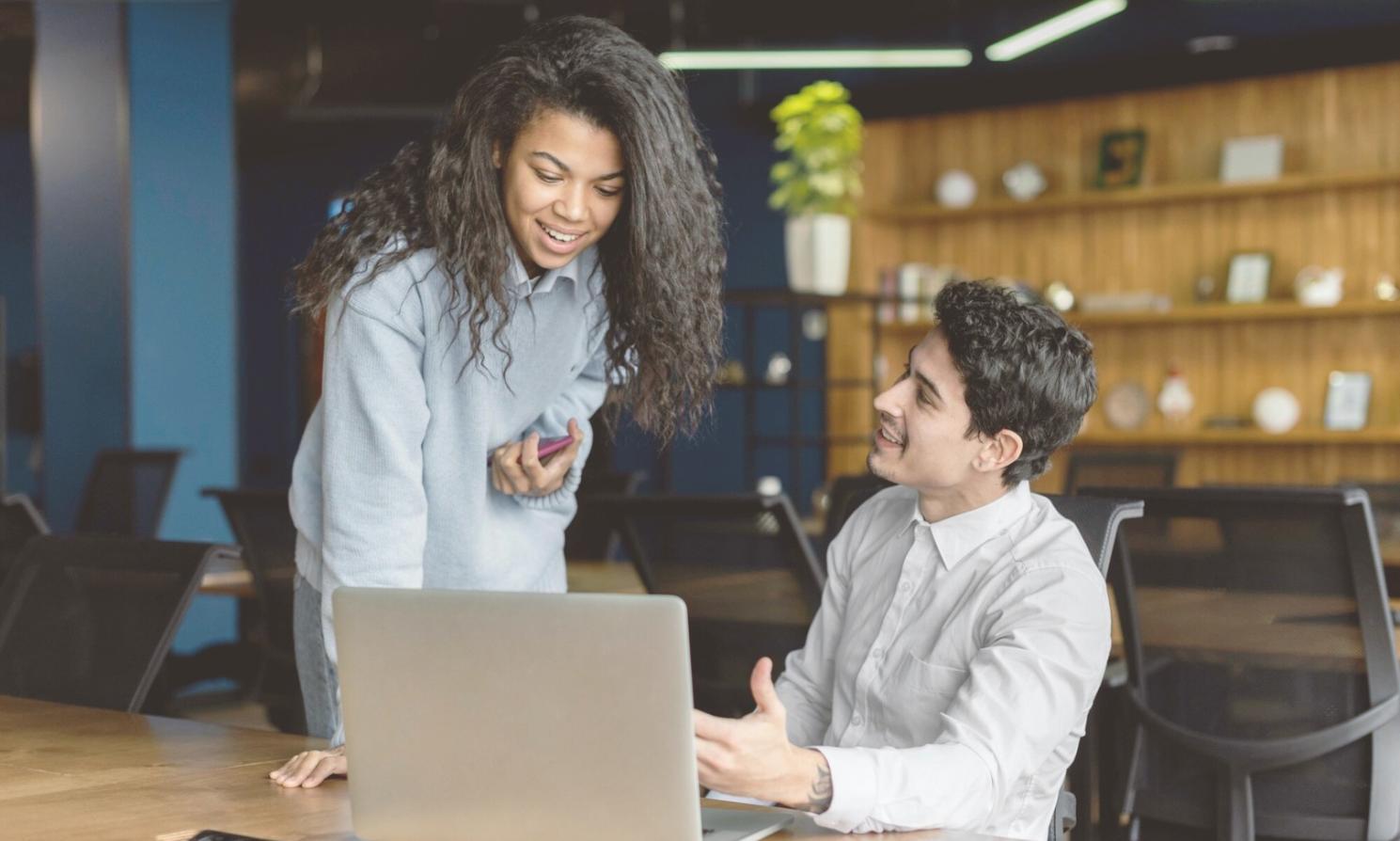 Espace de formation moderne avec environnement d'apprentissage collaboratif