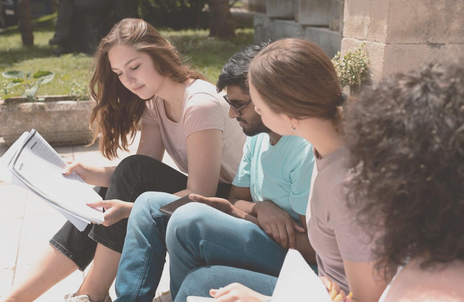 Bureau moderne avec vue sur Vancouver où notre équipe développe des programmes éducatifs sur les habitudes d'investissement